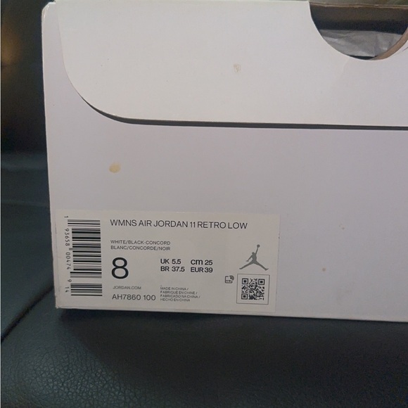 Women’s Jordan Retro 11 Concord - Picture 3 of 3